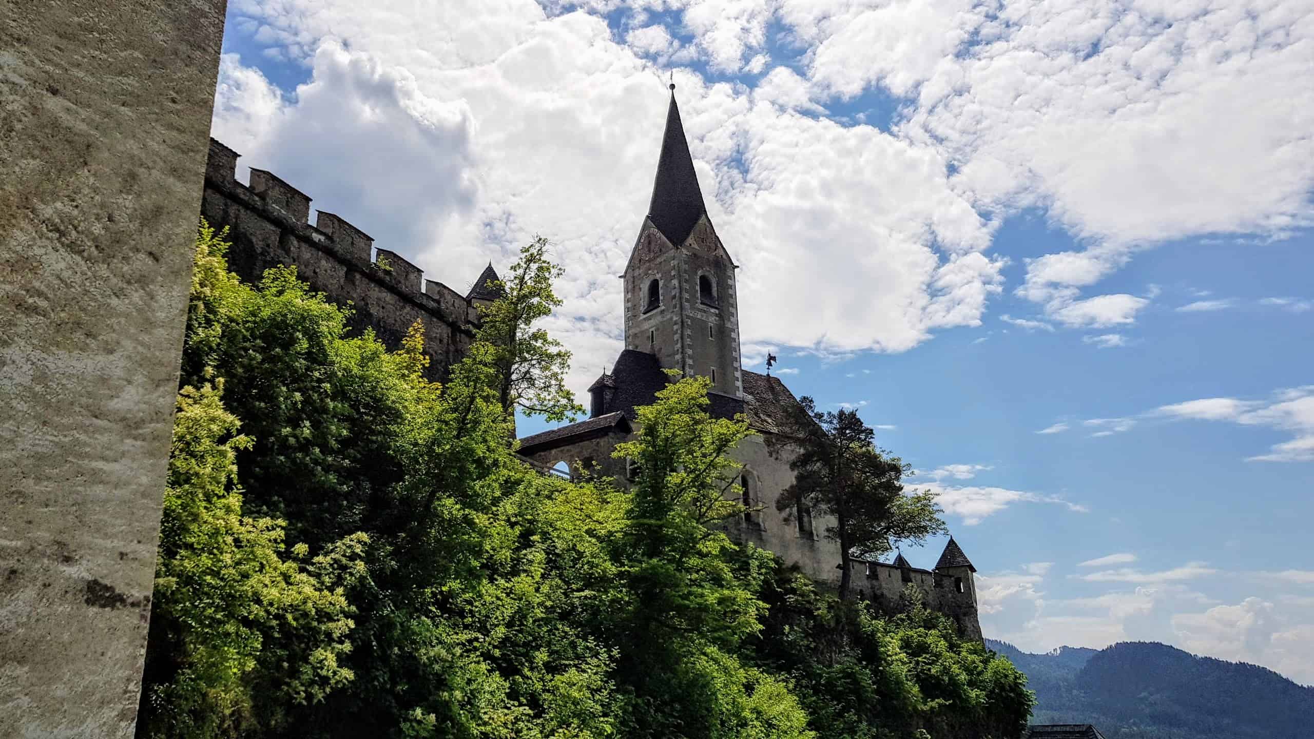 Burg Hochosterwitz - Blick auf Burgkirche bei Frühlings-Ausflug