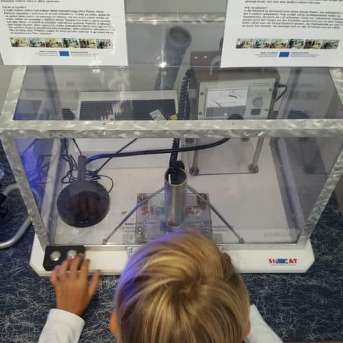 Kind bei Experiment im Expi Science Center - Ausflugsziel im Rosental, Kärnten