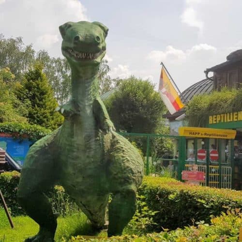 Dinosaurier vor Reptilienzoo Happ in Klagenfurt