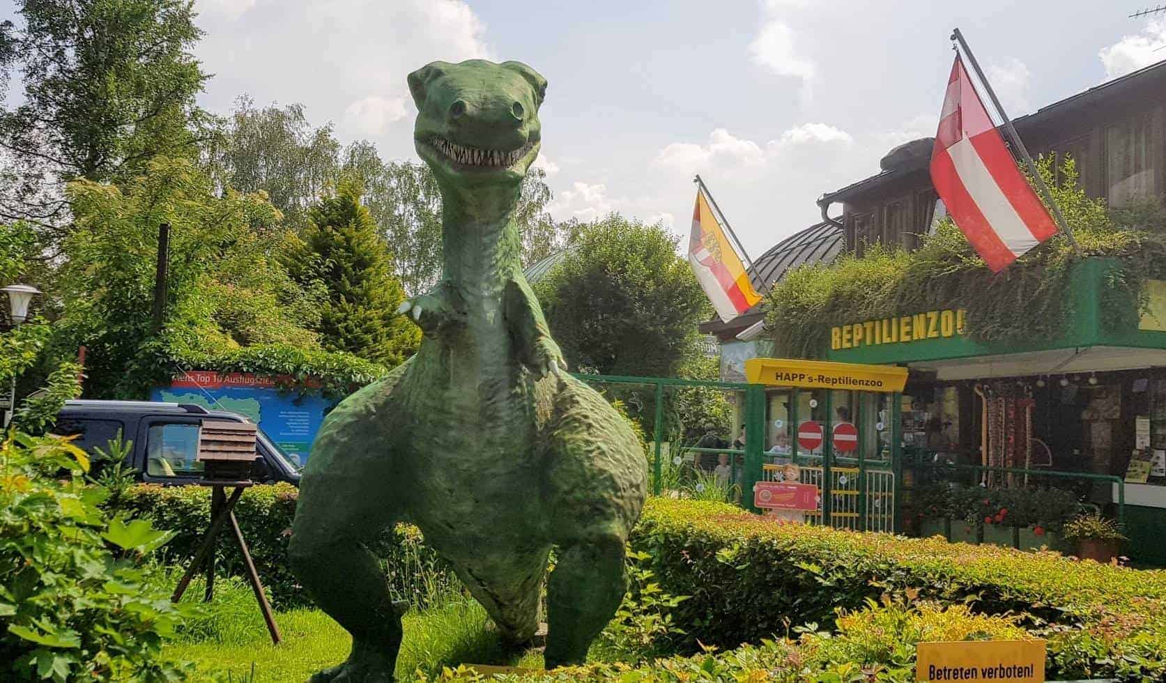 Dinosaurier vor Reptilienzoo Happ in Klagenfurt