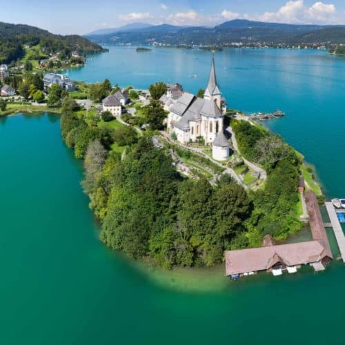 Maria Wörth mit Kirche im Sommer am Wörthersee in Kärnten