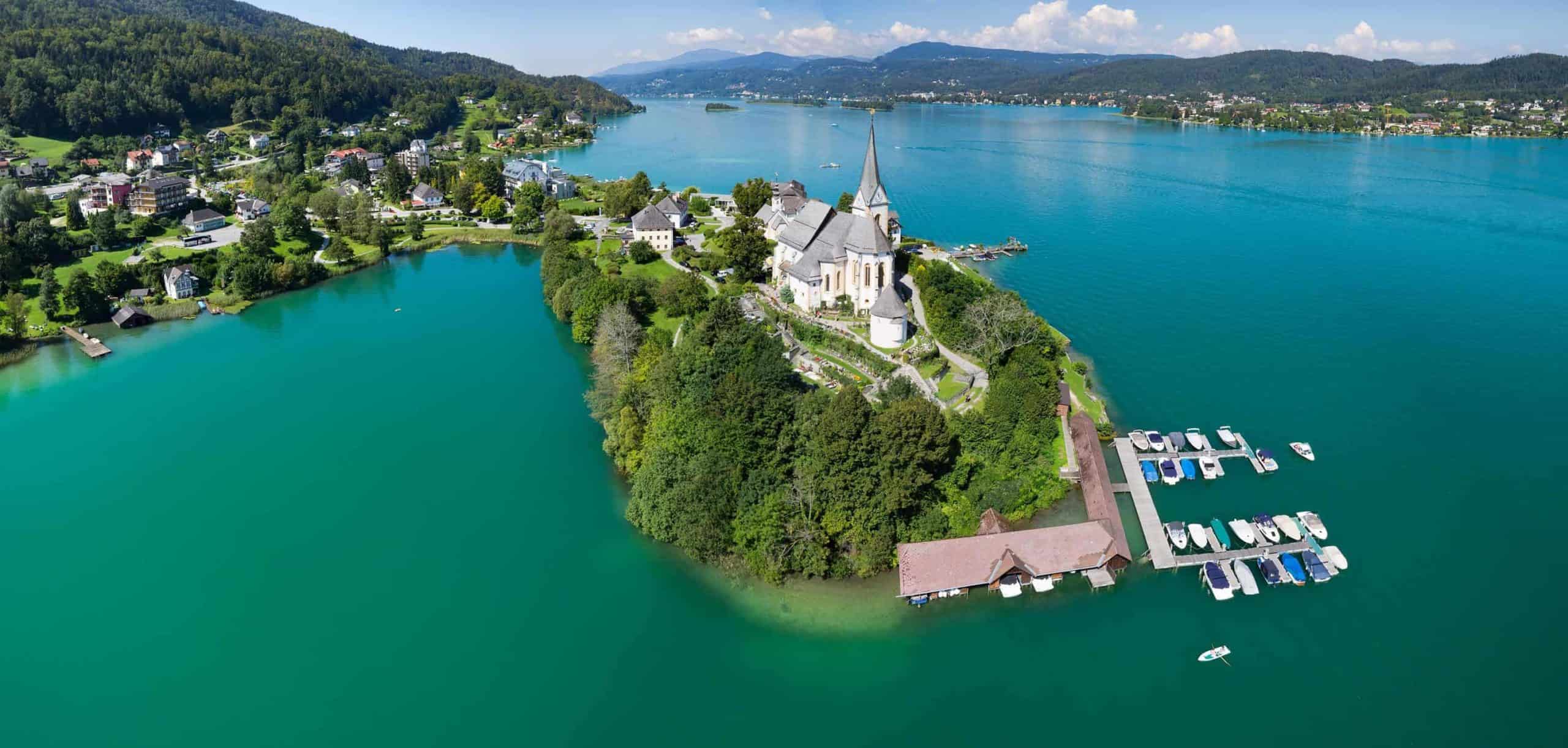 Maria Wörth mit Kirche im Sommer am Wörthersee in Kärnten