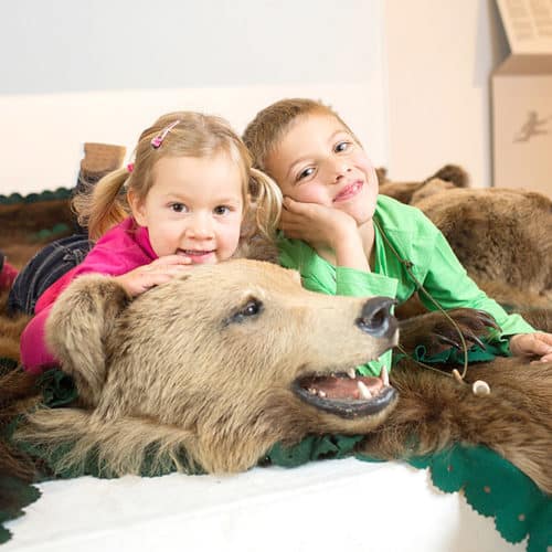 Kinder bei Ausflug im Büchsenmacher- & Jagdmuseum in Ferlach - Urlaubsregion Rosental in Kärnten