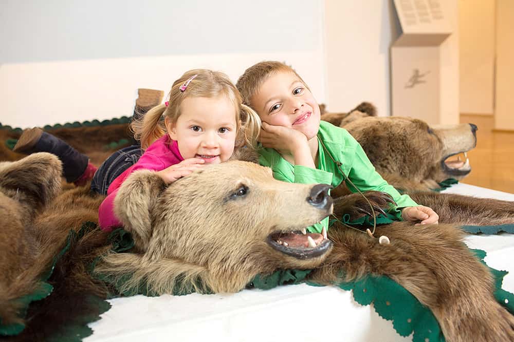 Kinder bei Ausflug im Büchsenmacher- & Jagdmuseum in Ferlach - Urlaubsregion Rosental in Kärnten