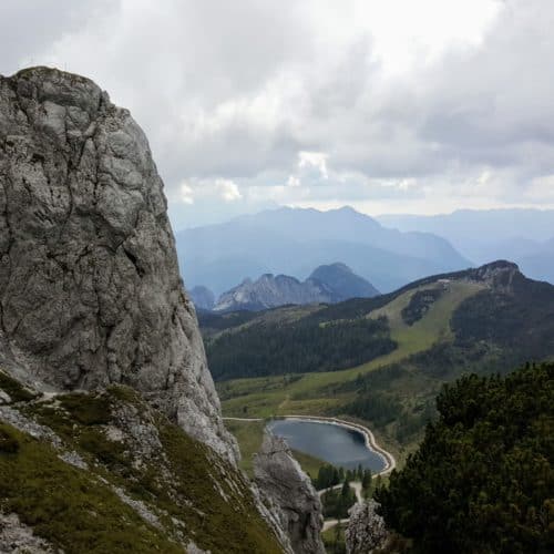 Nassfeld Klettersteig Däumling mit Nepal-Brücke und Blick auf Berge in Kärnten - Klettern in Österreich