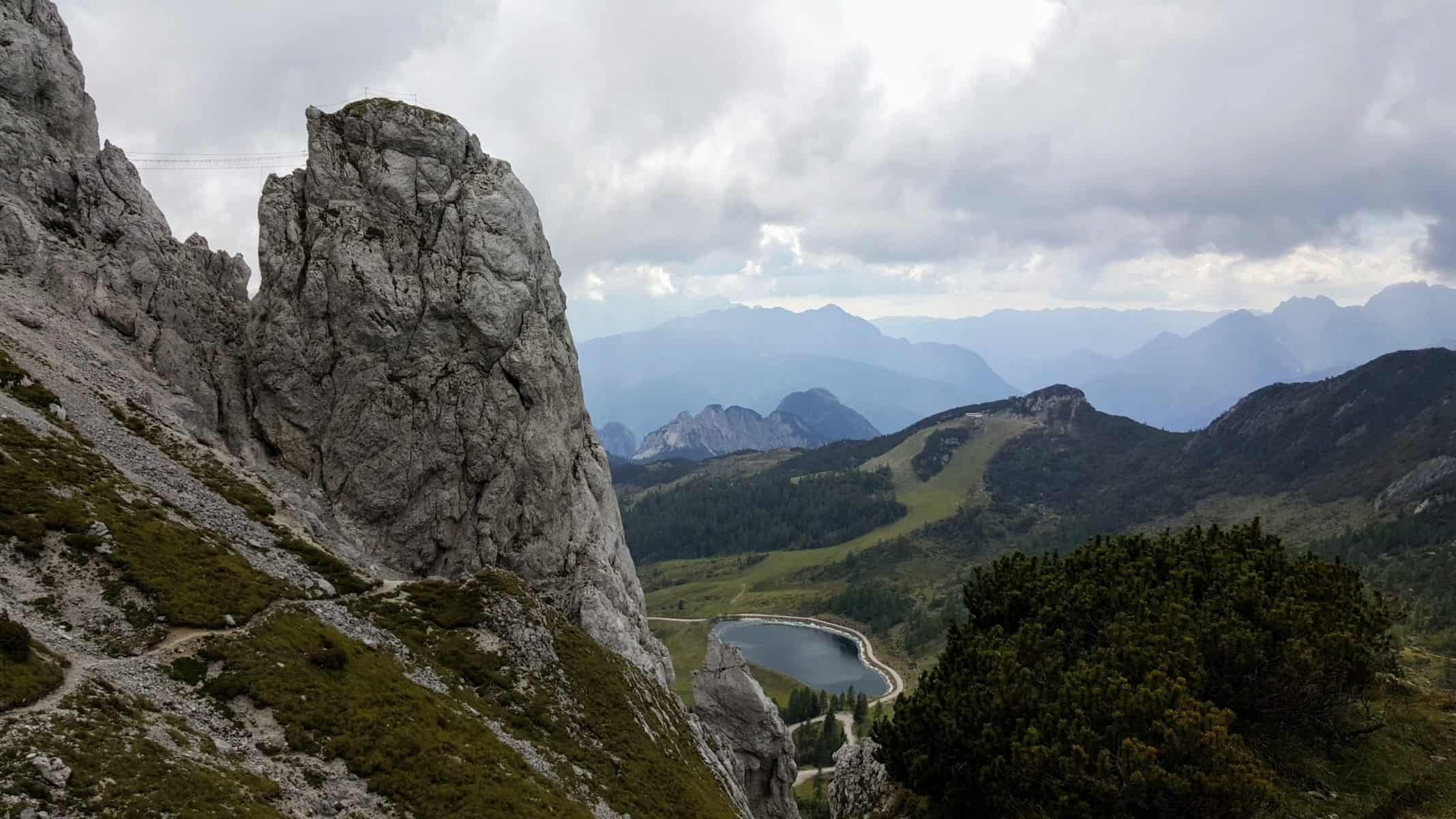 Nassfeld Klettersteig Däumling mit Nepal-Brücke und Blick auf Berge in Kärnten - Klettern in Österreich