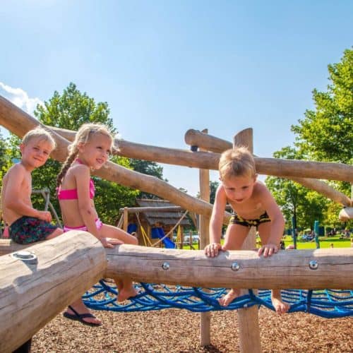 Kinder am Abenteuerspielplatz im Strandbad Rauschelesee Nähe Wörthersee in Kärnten