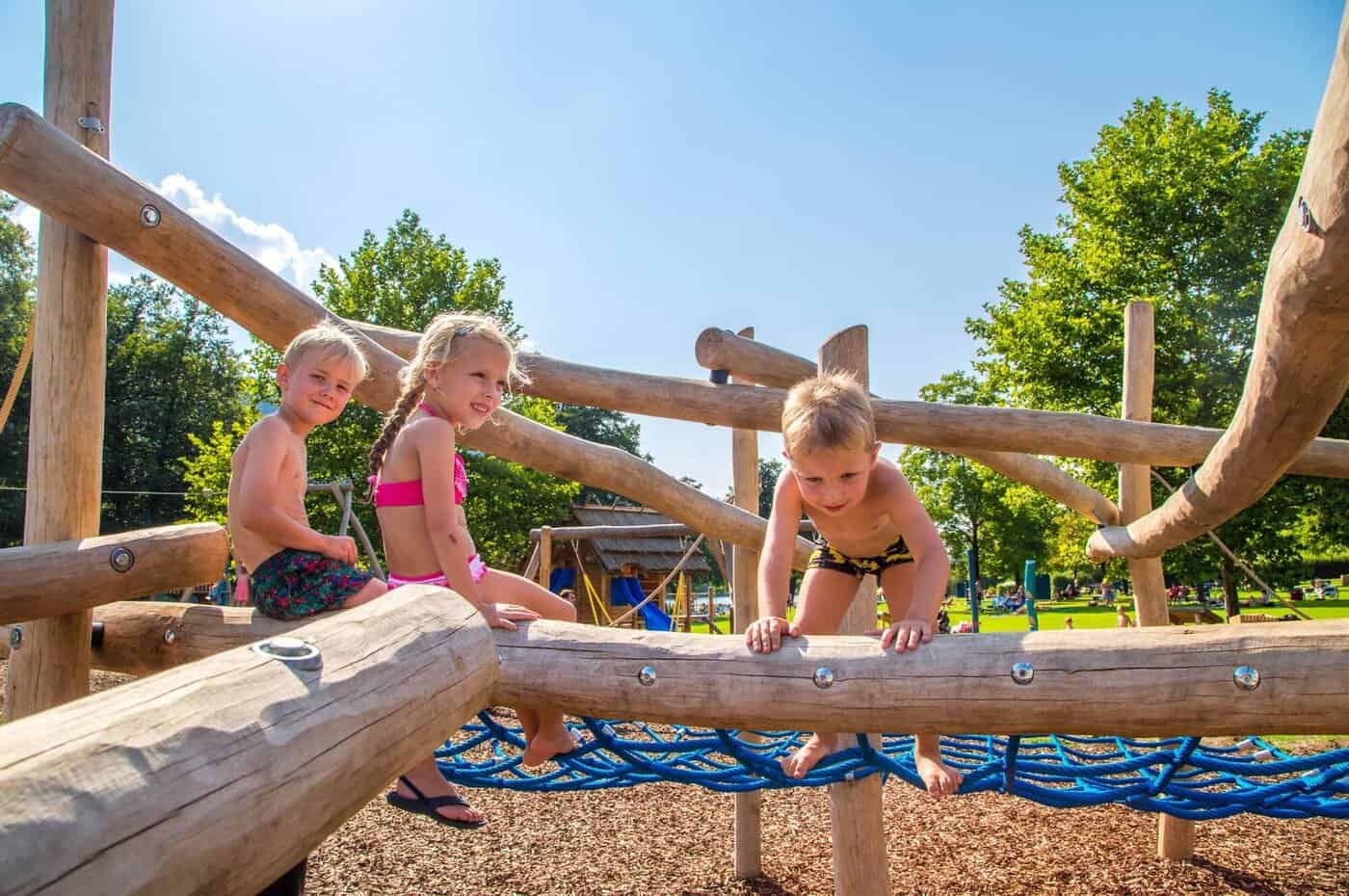 Kinder am Abenteuerspielplatz im Strandbad Rauschelesee Nähe Wörthersee in Kärnten