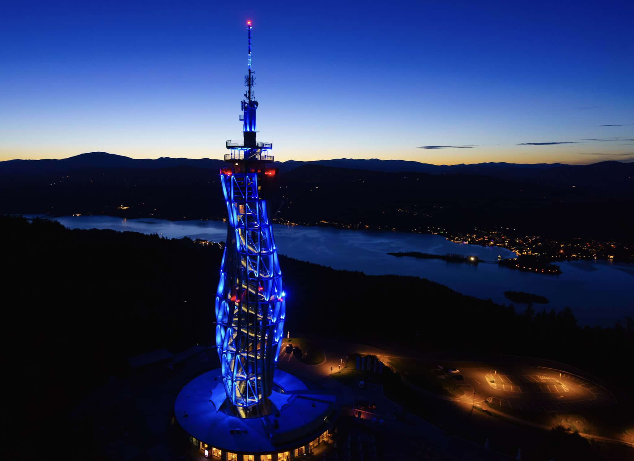 Nachtaufnahme Pyramidenkogel - Sehenswürdigkeit in Kärnten am Wörthersee