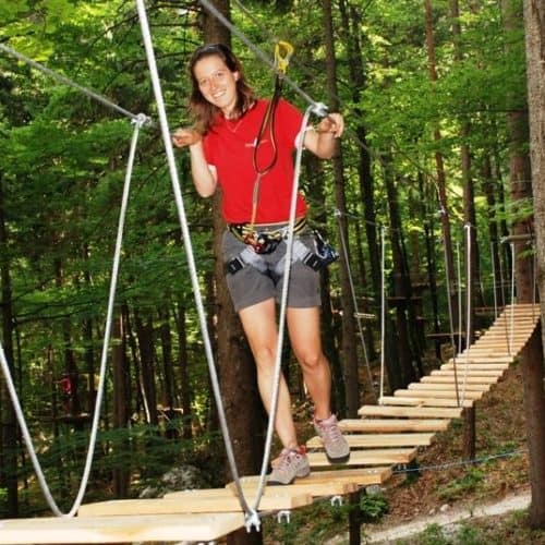 Besucherin im Familienausflugsziel Waldseilpark Tscheppaschlucht in der Carnica Region Rosental in Kärnten, Österreich