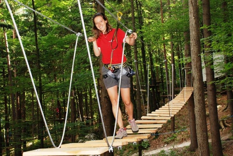 Besucherin im Familienausflugsziel Waldseilpark Tscheppaschlucht in der Carnica Region Rosental in Kärnten, Österreich