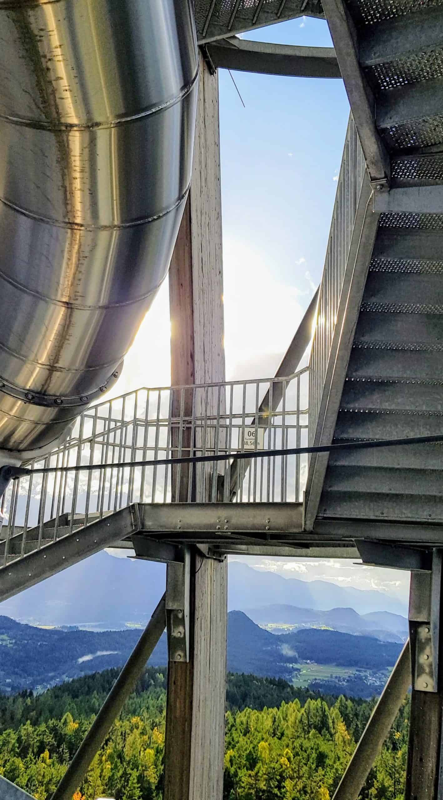 Rutsche und Treppe mit Aussicht am Pyramidenkogel - TOP-10 Ausflugsziel in Kärnten