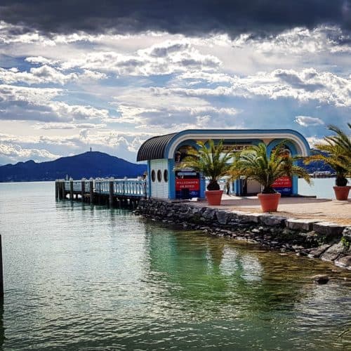 Wörthersee Ostbucht mit Schiffsanlegestelle und Pyramidenkogel im Hintergrund