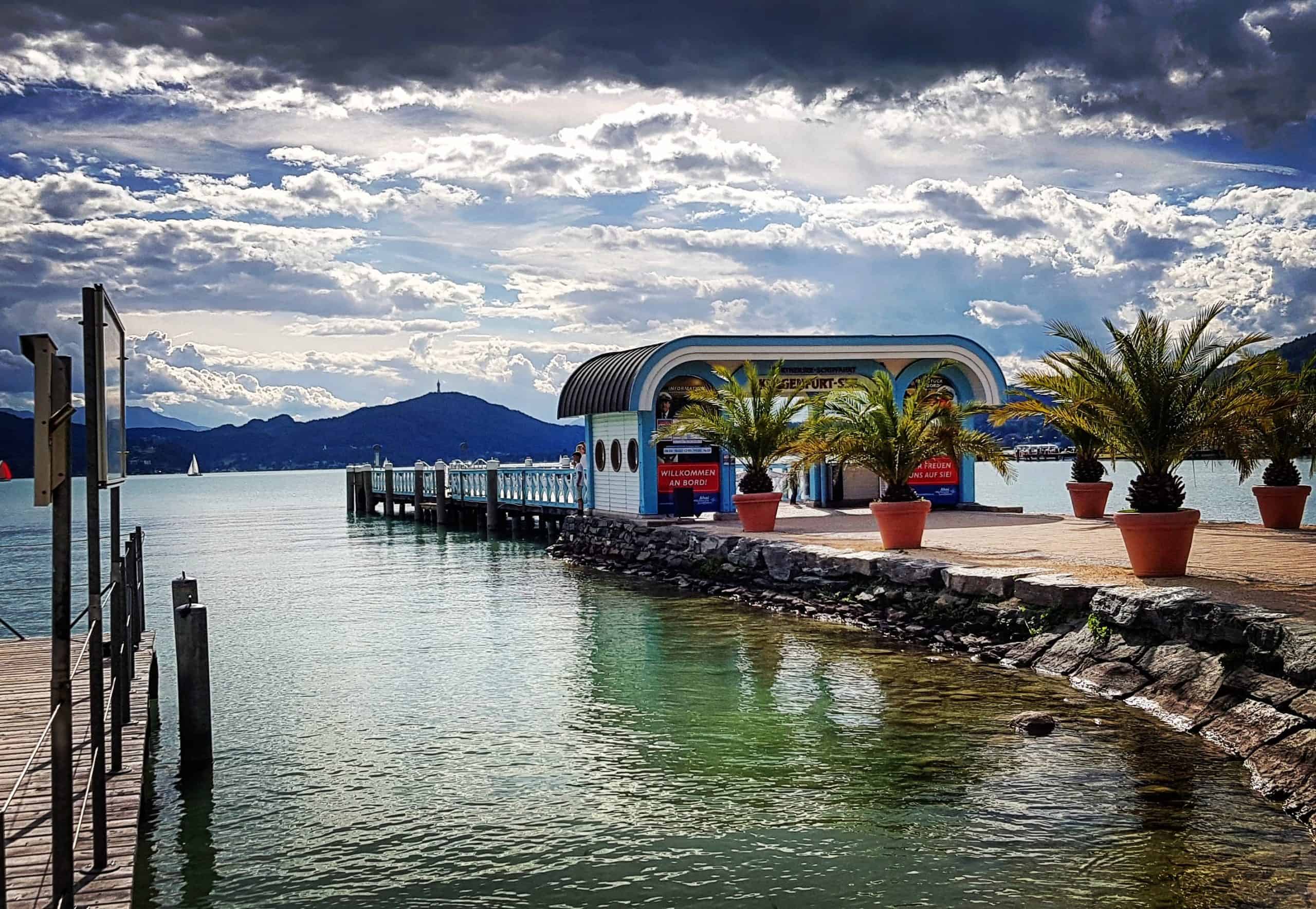 Wörthersee Ostbucht mit Schiffsanlegestelle und Pyramidenkogel im Hintergrund