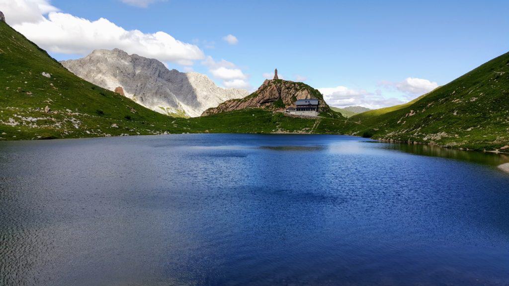 Wolayer See mit Wolayserseehütte in Karnischen Alpen Kärnten