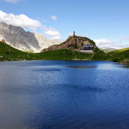 Wolaysersee mit Wolayserseehütte in den Karnischen Alpen - Wandern in Kärnten, Österreich