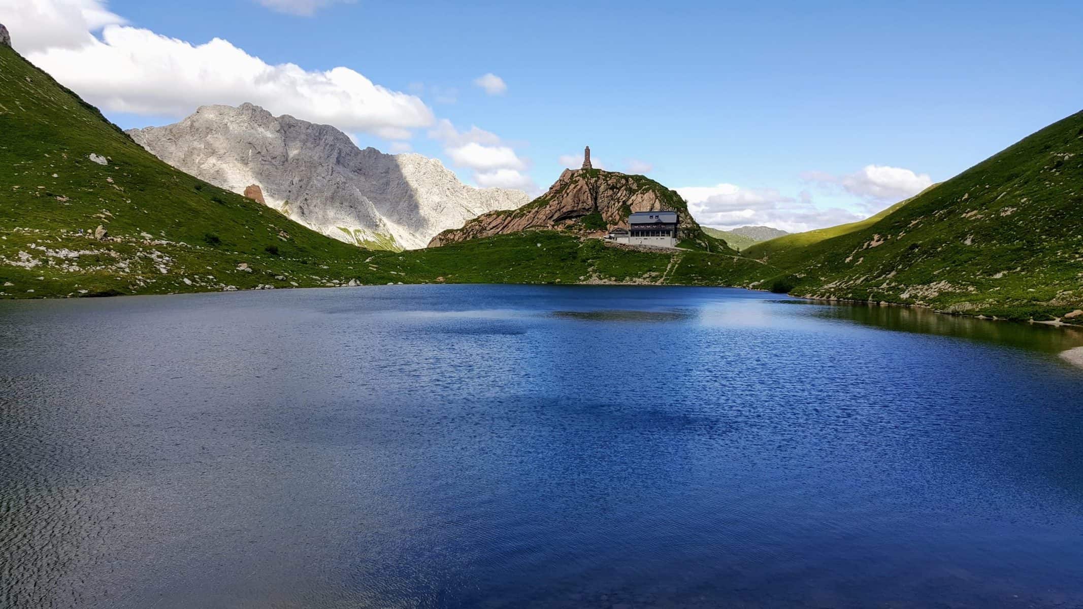 Wolaysersee mit Wolayserseehütte in den Karnischen Alpen - Wandern in Kärnten, Österreich