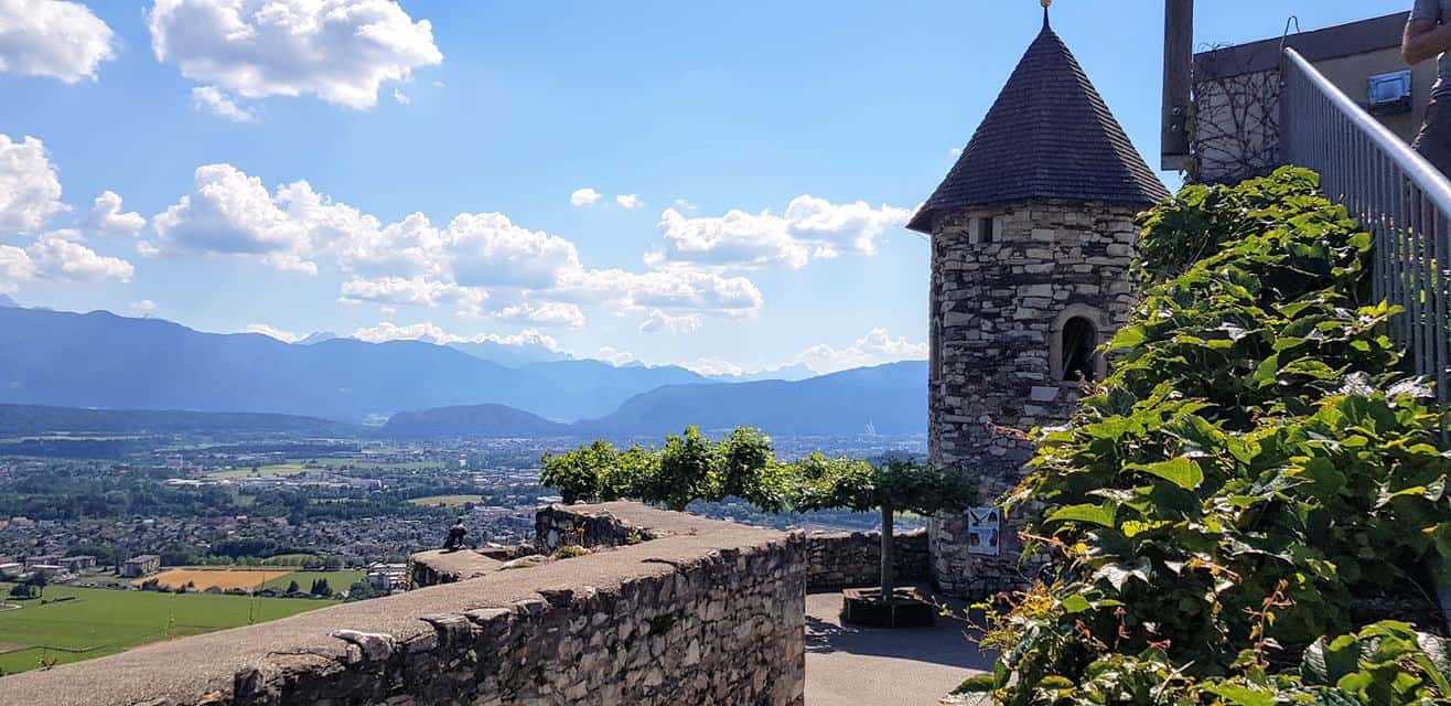 Aussicht auf Villach und Julische Alpen in Adlerarena Burg Landskron - TOP-10 Ausflugsziel in Kärnten