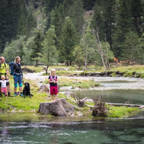 Mit Kindern im Nationalpark Hohe Tauern in Kärnten - Wanderung und Spielplatz am Fluss im Seebachtal bei Mallnitz, Talstation Ankogelbahn