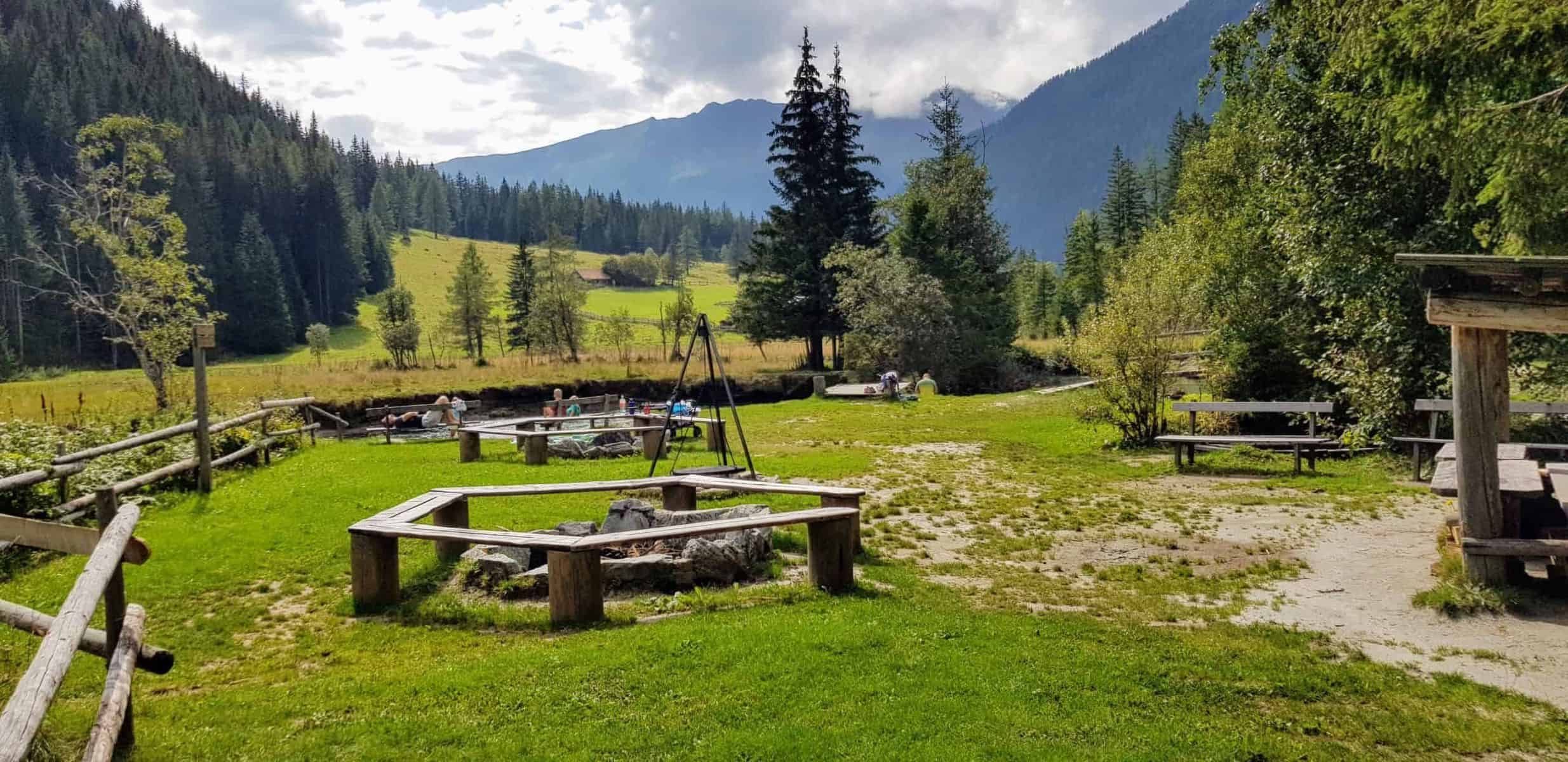Spielplatz Outdoor mit Grillplatz bei Fluss für Familien bei Mallnitz im Nationalpark Hohe Tauern Kärnten