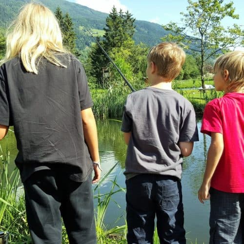 Kinder beim Angeln in Feld am See - Geheimtipp für Familien in Kärnten Nähe Millstätter See