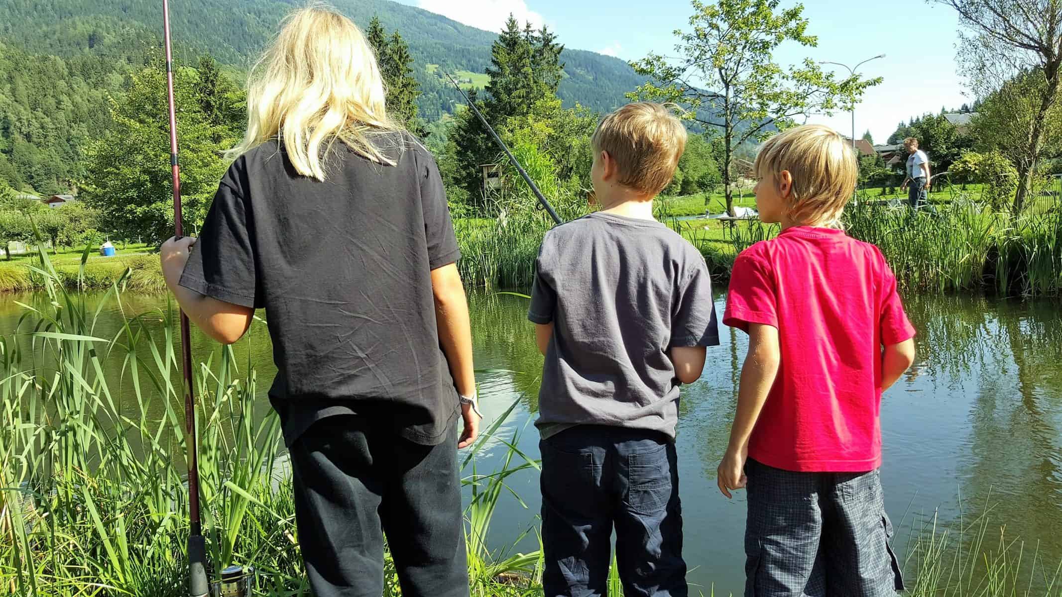 Kinder beim Angeln in Feld am See - Geheimtipp für Familien in Kärnten Nähe Millstätter See
