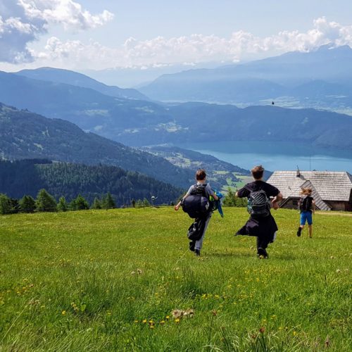 Kinder bei Wanderung in Kärnten mit See, Berg, Hütte und Wiese im Sommer - Tipps für Familienaktivitäten