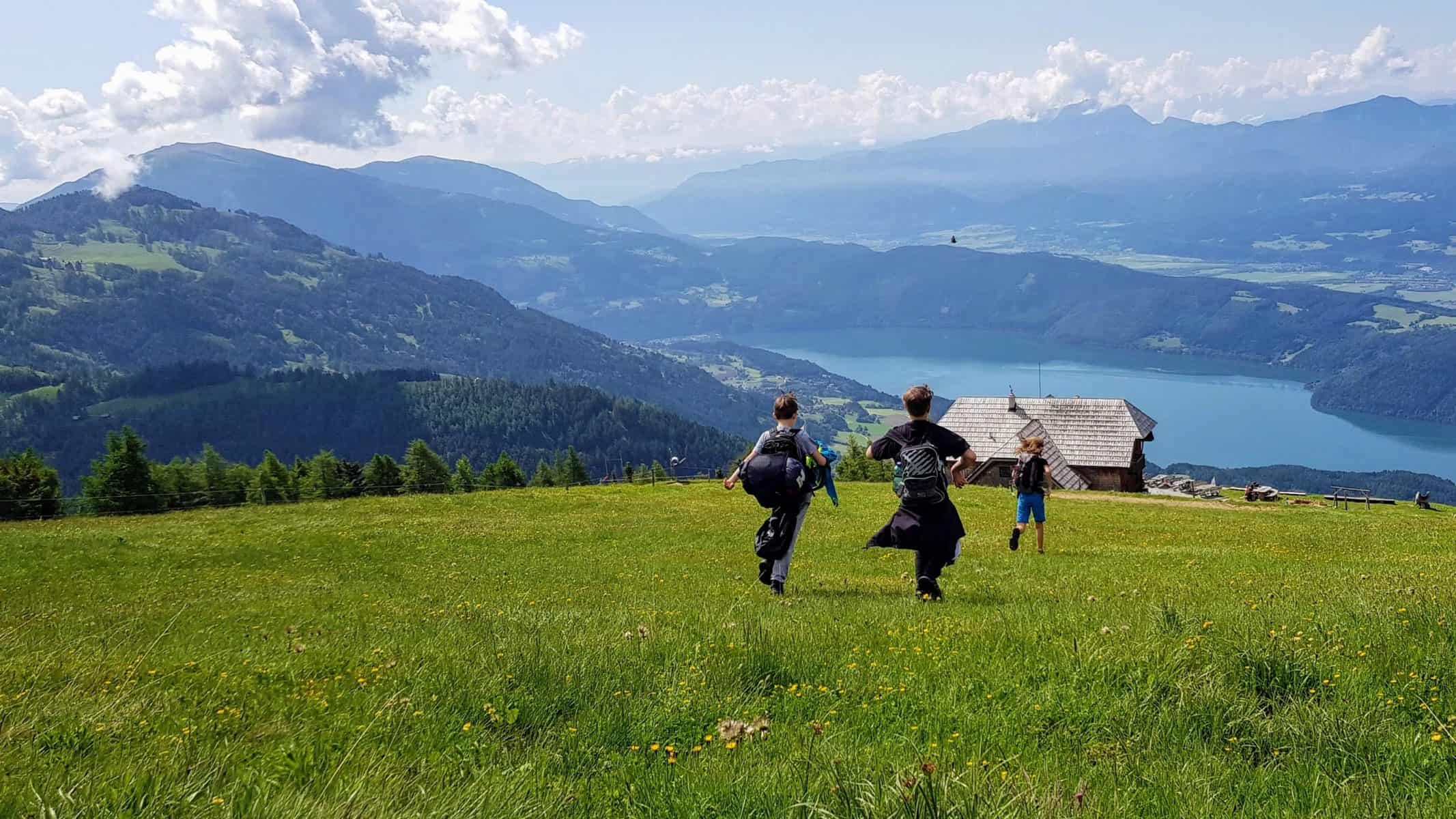 Kinder bei Wanderung in Kärnten mit See, Berg, Hütte und Wiese im Sommer - Tipps für Familienaktivitäten