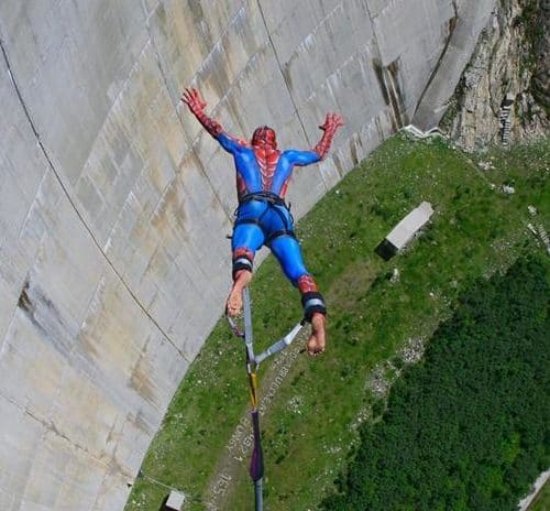 Superman bei Sprung von Kölnbreinsperre - Bungy-Veranstaltung in Kärnten