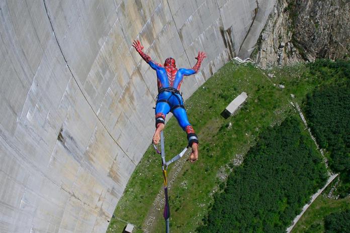 Superman bei Sprung von Kölnbreinsperre - Bungy-Veranstaltung in Kärnten