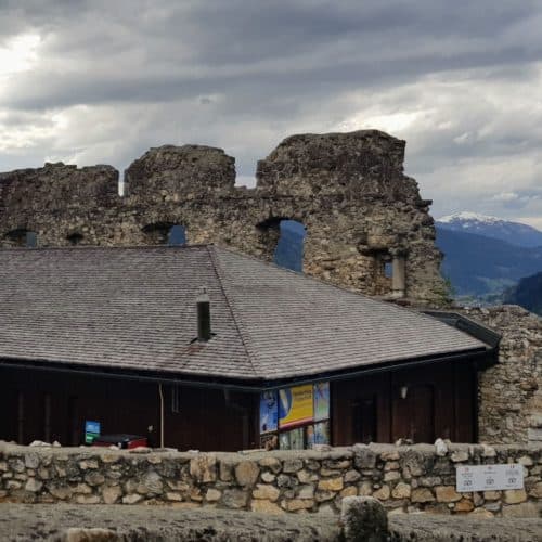 Eingangsbereich Adlerarena auf Burg Landskron. Greifvogelschau & Zoo Nähe Villach und Affenberg in Kärnten