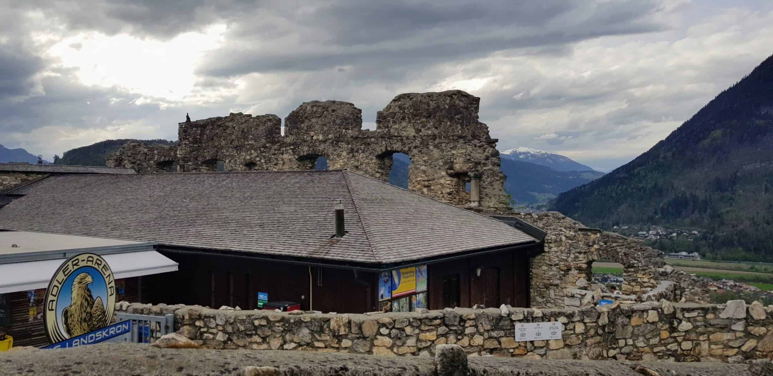 Eingangsbereich Adlerarena auf Burg Landskron. Greifvogelschau & Zoo Nähe Villach und Affenberg in Kärnten