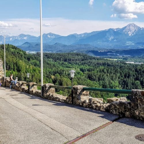 Burgruine Landskron Aussicht auf Kärnten, Karawanken und Mittagskogel - Familienausflugsziel in Österreich