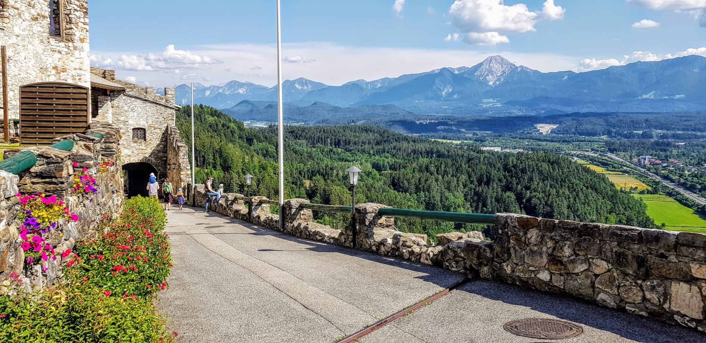 Burgruine Landskron Aussicht auf Kärnten, Karawanken und Mittagskogel - Familienausflugsziel in Österreich