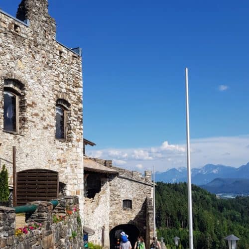 Familie auf Burgruine Landskron bei Besuch der Adlerarena - Sehenswürdigkeit in Kärnten, Österreich