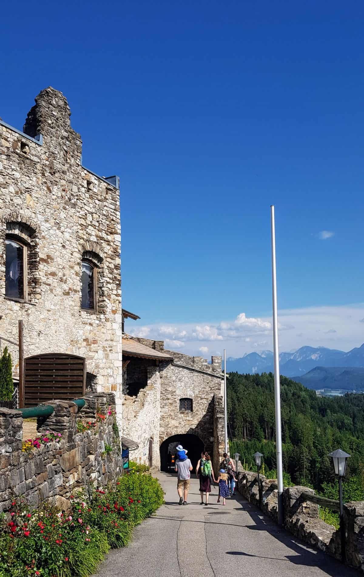 Familie auf Burgruine Landskron bei Besuch der Adlerarena - Sehenswürdigkeit in Kärnten, Österreich