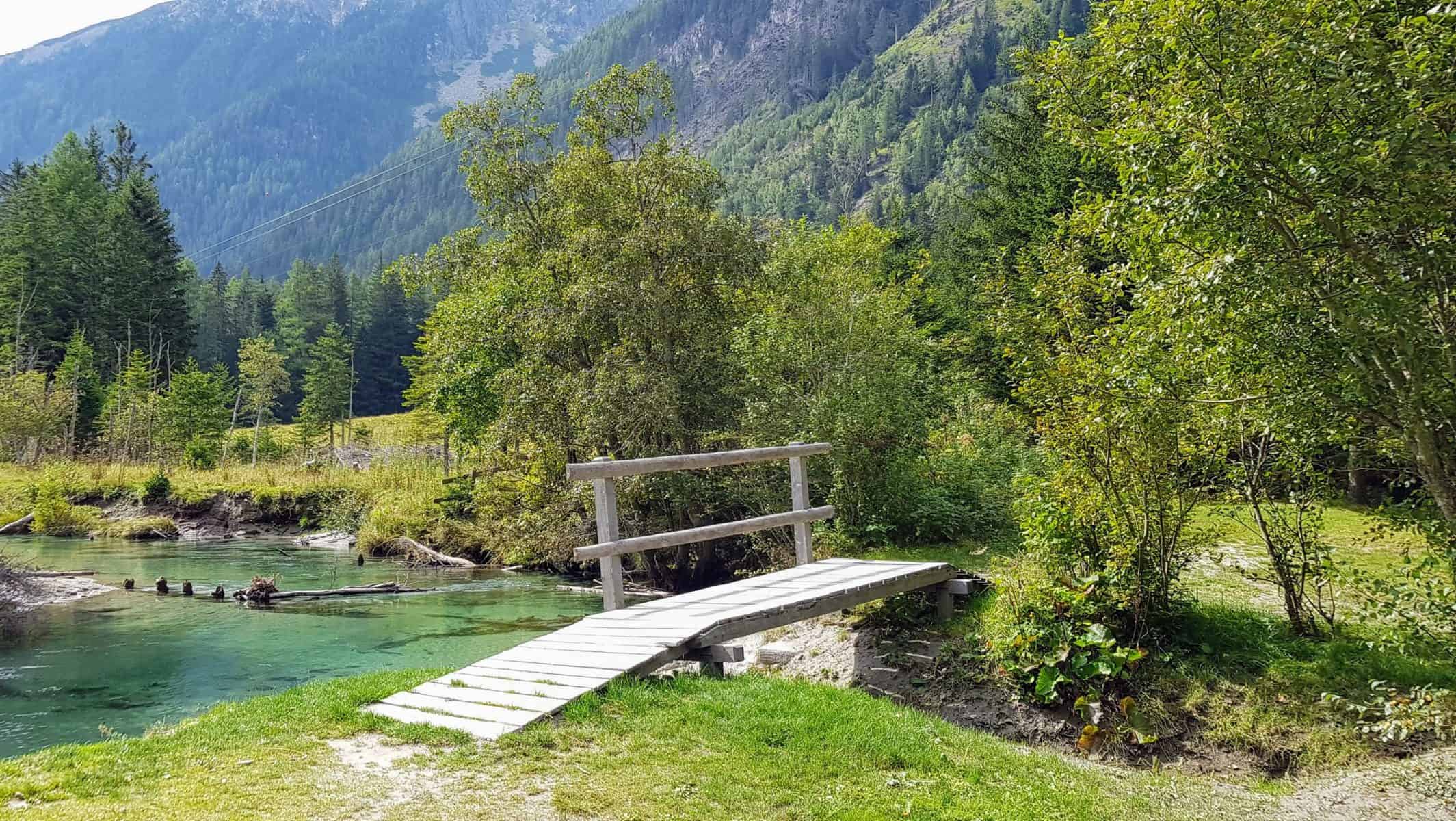 Spielen und Baden am Fluss in Mallnitz, Nationalpark Hohe Tauern Kärnten - Tipps für Familienausflüge & Aktivitäten