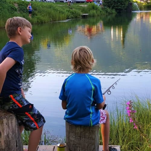 Kinder beim Fischen am Angelteich - Tipp für Freizeitaktivitäten für Familien in Kärnten, Österreich