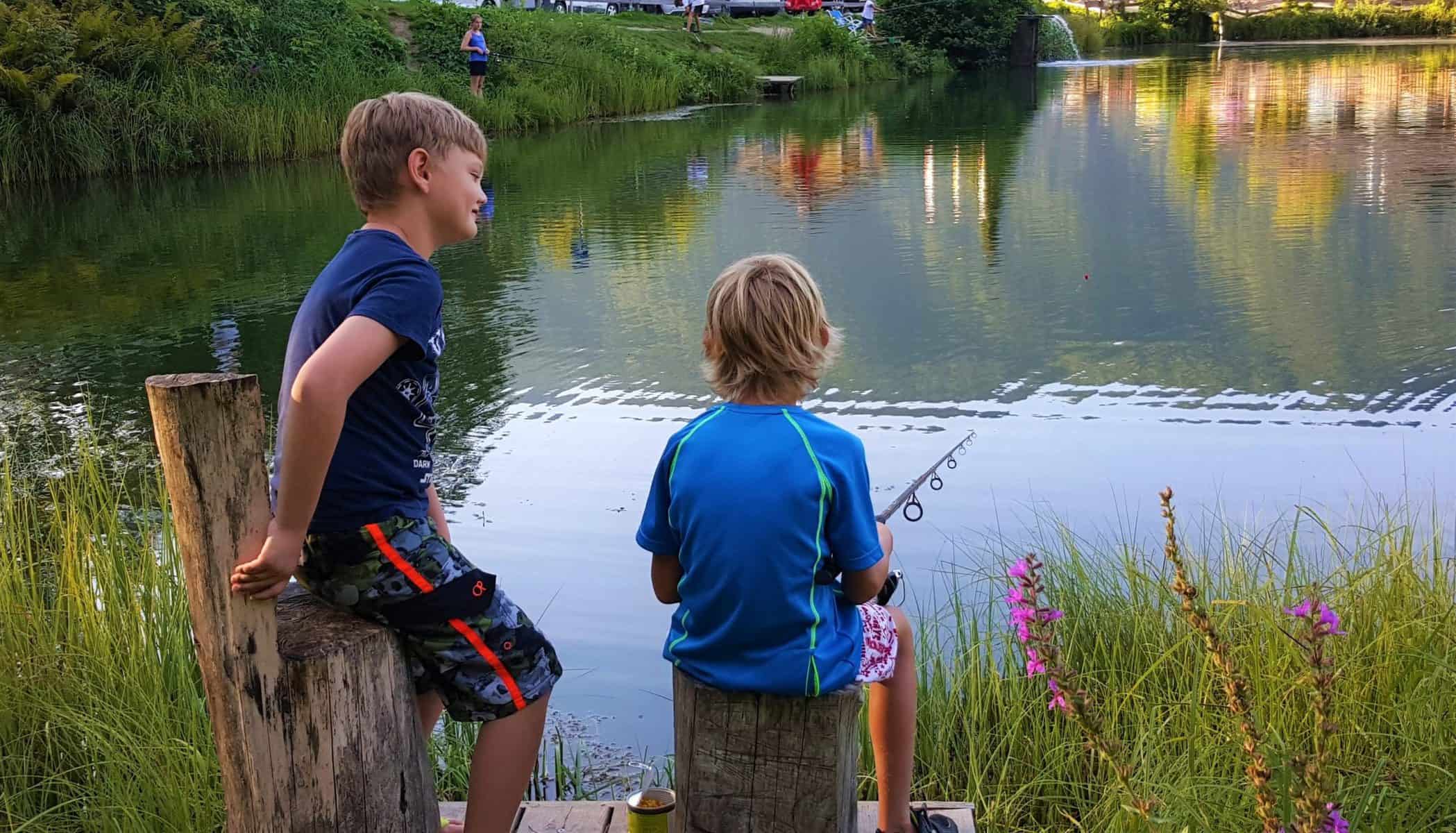 Kinder beim Fischen am Angelteich - Tipp für Freizeitaktivitäten für Familien in Kärnten, Österreich