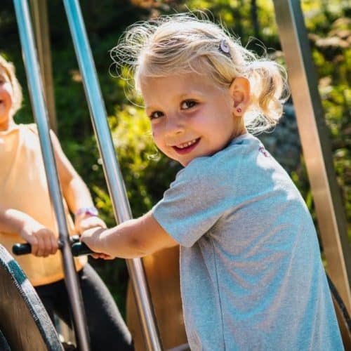 Kinder am Abenteuerspielplatz Nockys Almzeit auf der Turracher Höhe zwischen Kärnten & Steiermark