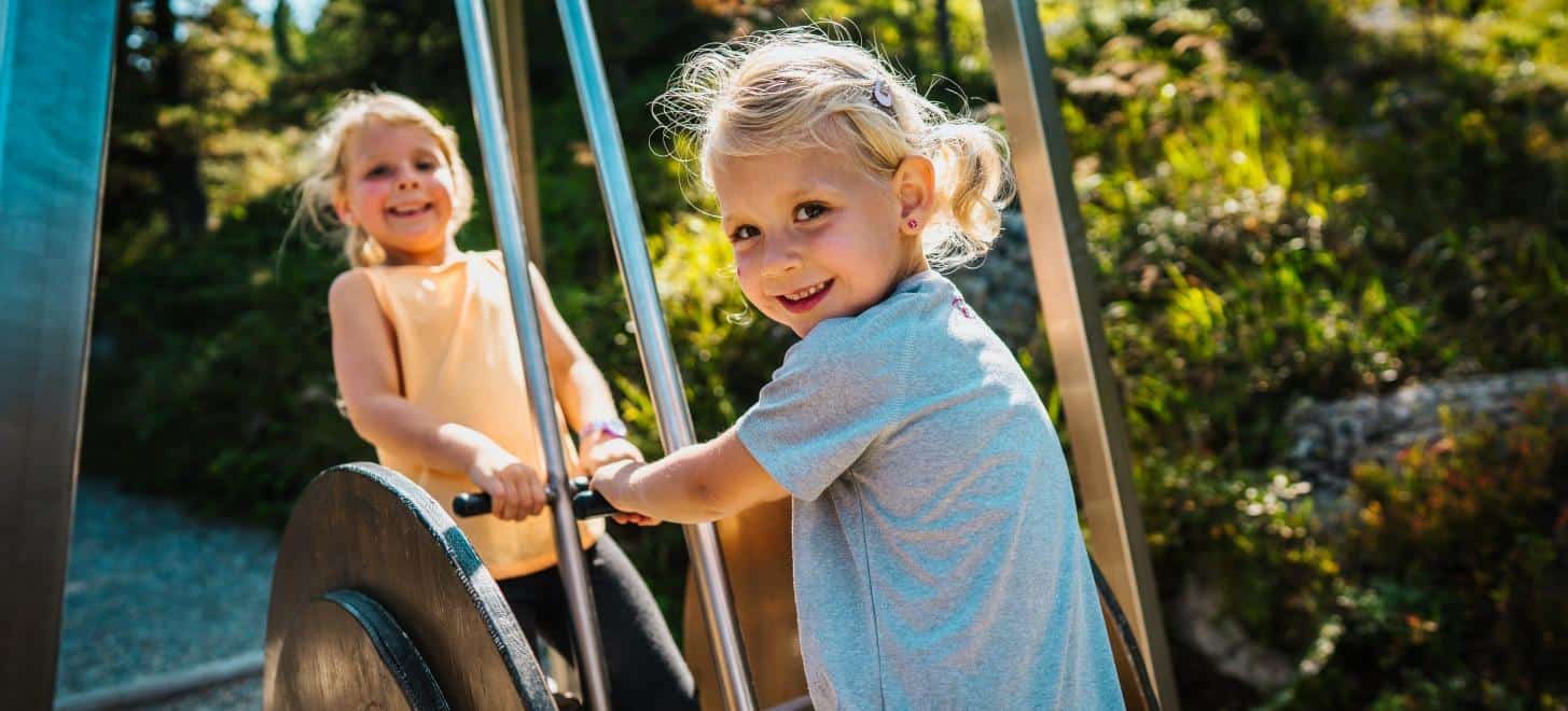 Kinder am Abenteuerspielplatz Nockys Almzeit auf der Turracher Höhe zwischen Kärnten & Steiermark