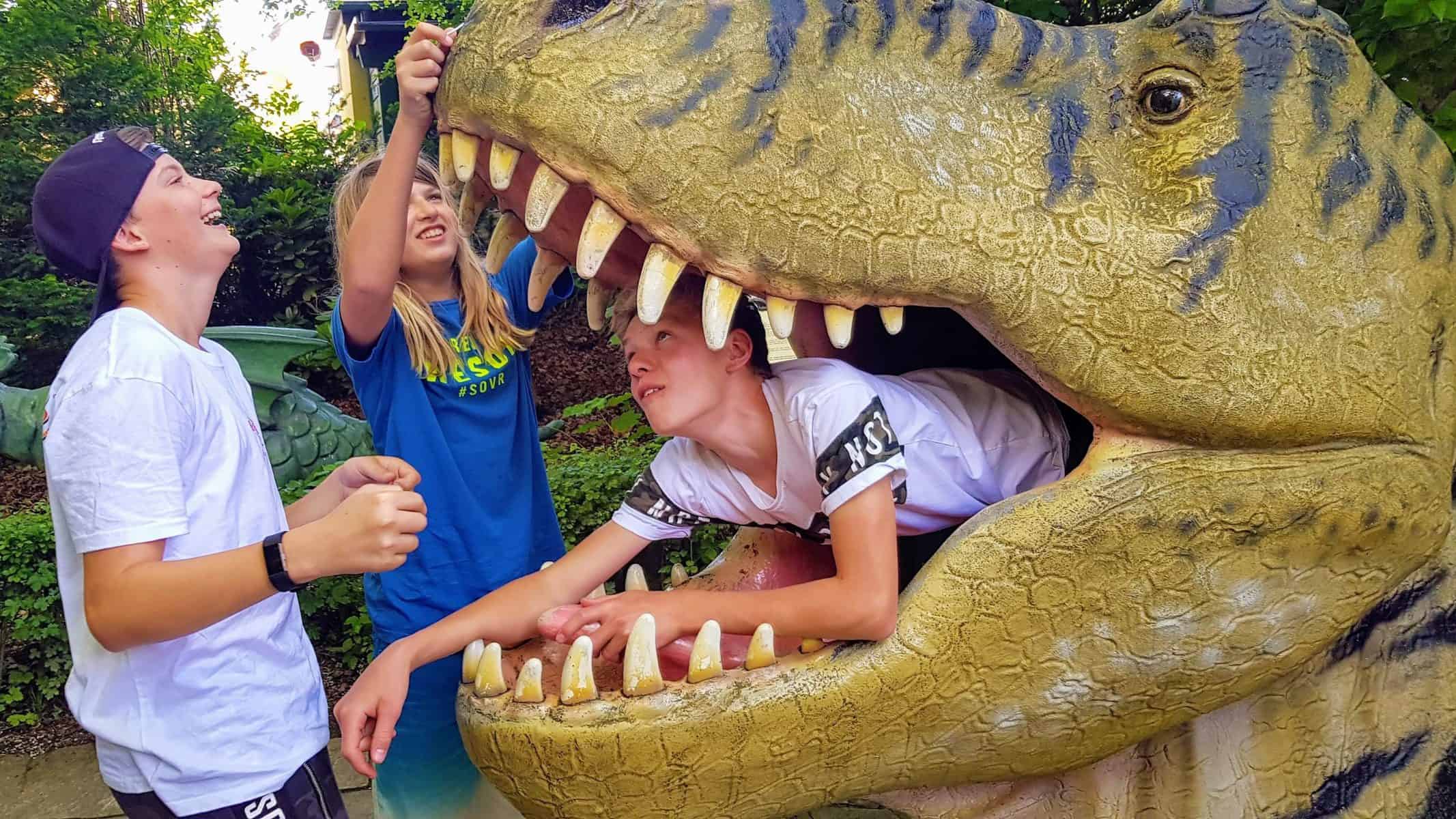 Kinder erkunden Dinos im Dinosauriergarten Reptilienzoo Happ in Klagenfurt am Wörthersee - Familientipp in Kärnten