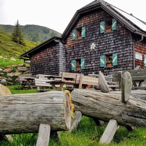 Kinderspielplatz bei Hütte auf der Millstätter Alm bei Familienwanderung auf den Kamplnock