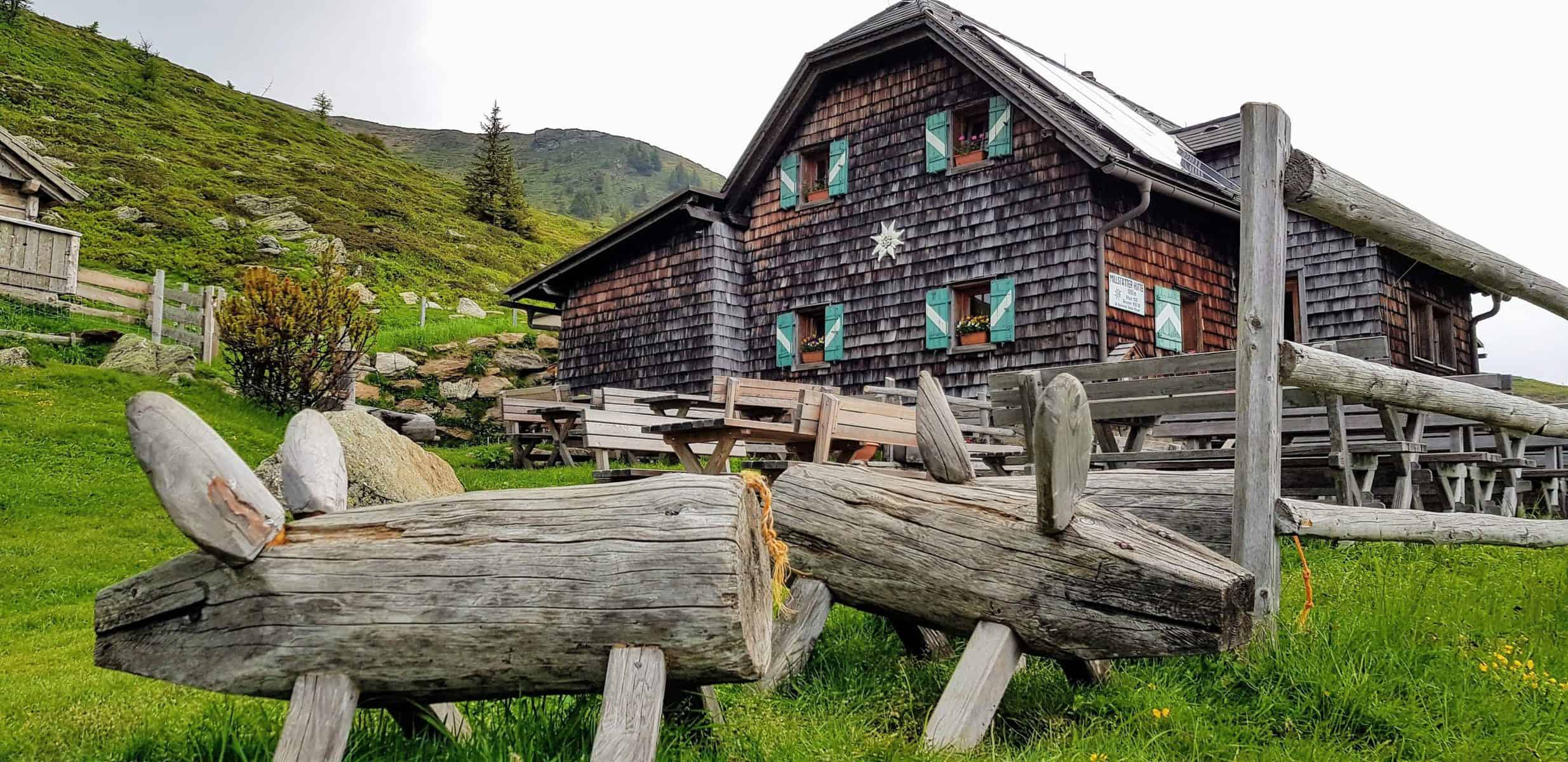 Kinderspielplatz bei Hütte auf der Millstätter Alm bei Familienwanderung auf den Kamplnock