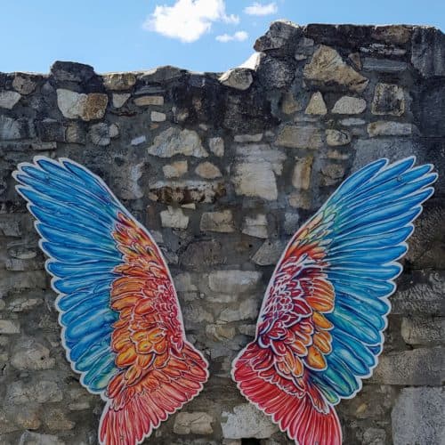 Fotowand mit Flügel auf Steinmauer in Adlerarena auf Burg Landskron in Kärnten