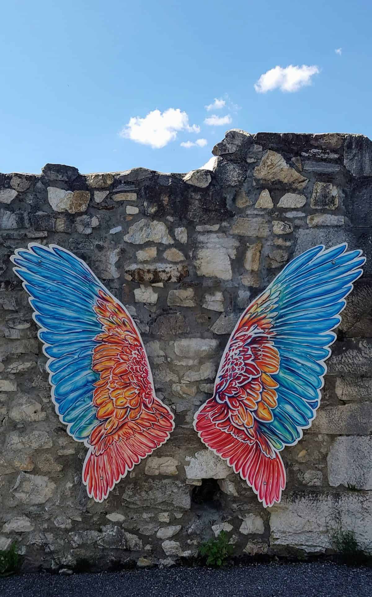 Fotowand mit Flügel auf Steinmauer in Adlerarena auf Burg Landskron in Kärnten