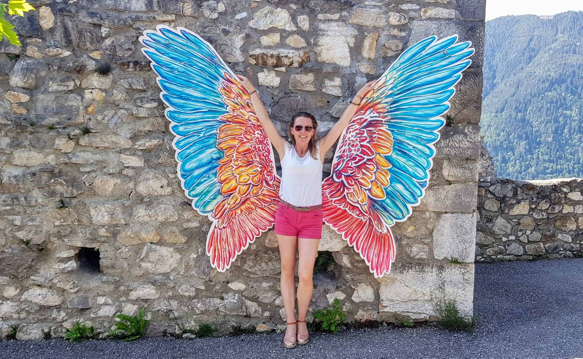 Fotowand mit Besucherin in Adlerarena auf Burg Landskron in Kärnten, Österreich