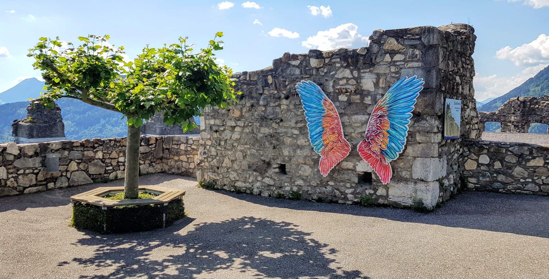 Fotowand mit Flügel in Burgruine Landskron bei Villach in Kärnten - Angebot der Adlerarena