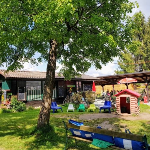 Buffet & Kinderspielplatz neben Streichelzoo im Tierpark Rosegg, beliebtes Ausflugsziel für Familien in Kärnten, Österreich