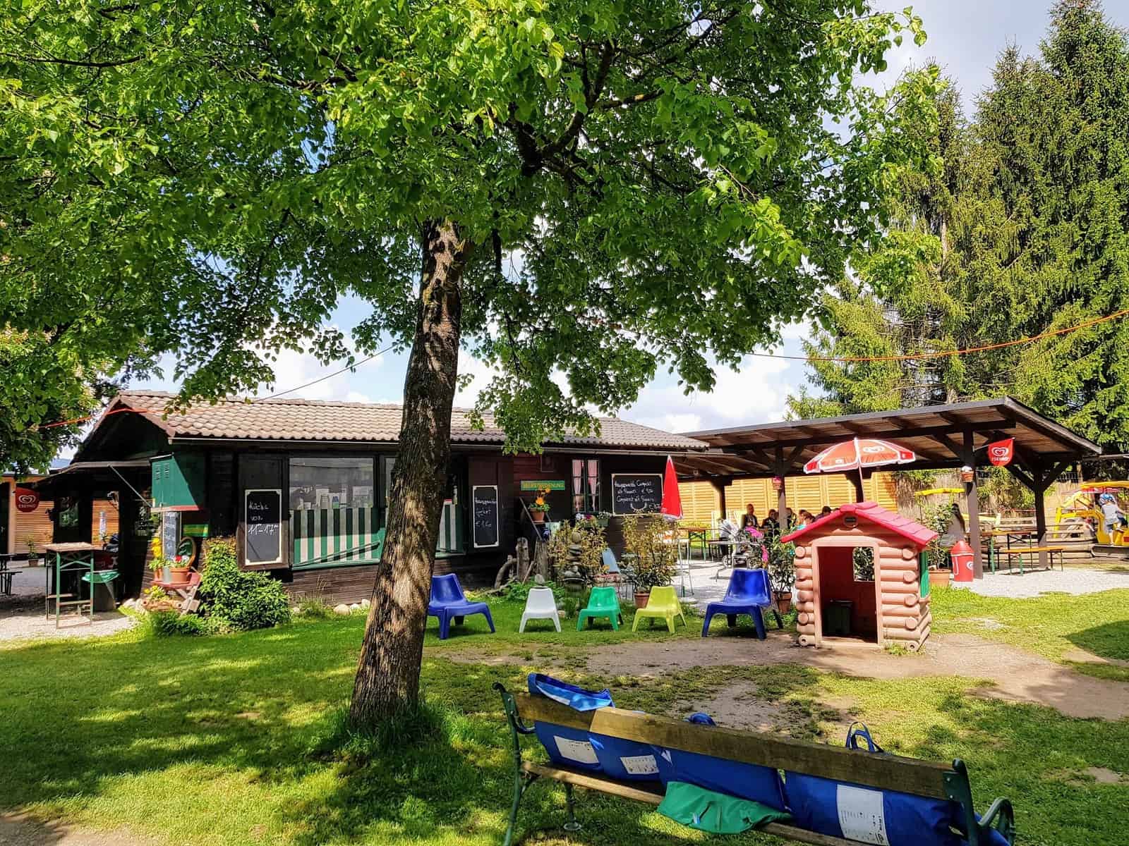 Buffet & Kinderspielplatz neben Streichelzoo im Tierpark Rosegg, beliebtes Ausflugsziel für Familien in Kärnten, Österreich